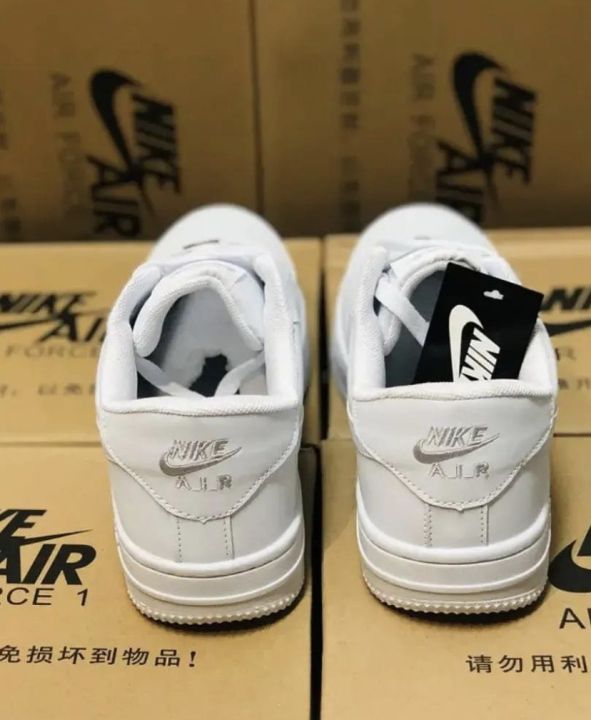 Nike%20Air%20Force%20One%20for%20boys/girls%20unisex%20Plain%20White%20Sneaker%20-%20Image%204