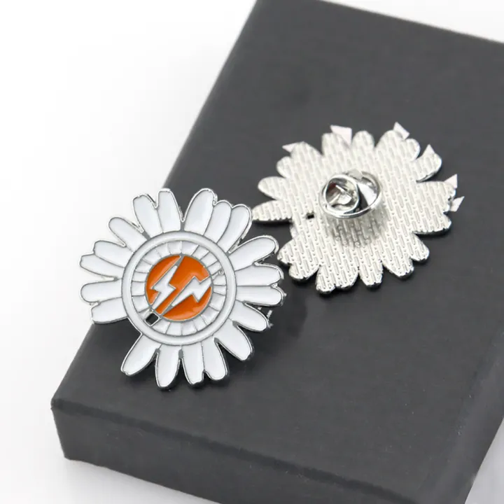 Fashion%20Brooches%20Daisy%20Enamel%20Pin%20Couples%20Custom%20Badges%20Clothes%20Backpack%20Jewelry%20Gift%20for%20Best%20Friends%20now%20I'm%20your%20daisy%20-%20Image%204