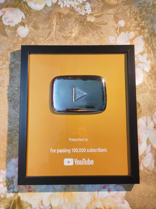 custom%20DIY%20YouTube%20play%20button%20show%20piece%20using%20room%20decorations%20-%20Image%203