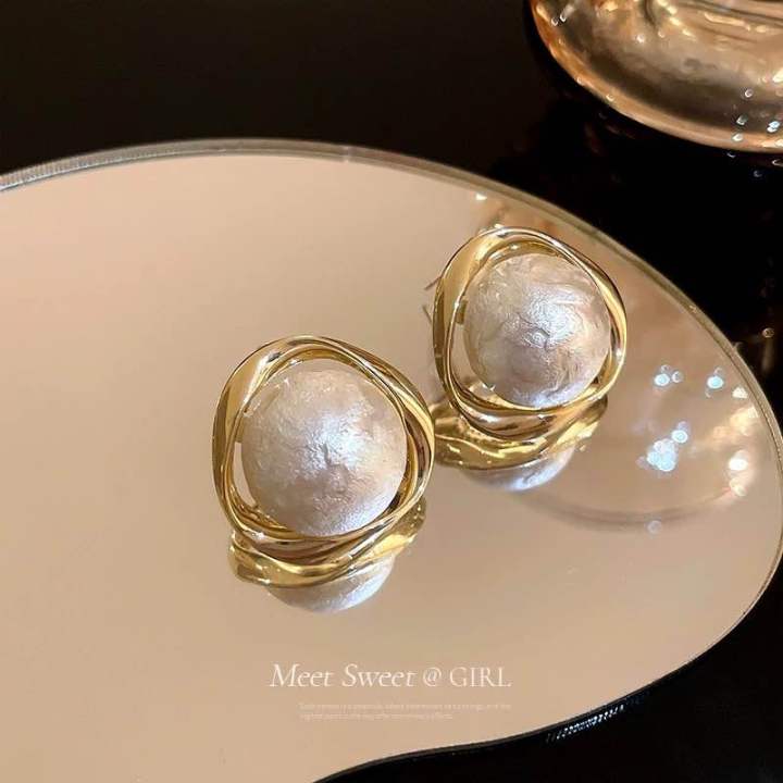 Elegant Pearl Stud Earrings – Minimalist Gold Frame Design with Textured Faux Pearl for Women, Classic and Versatile Jewelry for Weddings, Parties, and Everyday Wear – Lightweight, High-Quality Accessory, Perfect Gift for Her, Timeless and Sophisticated L