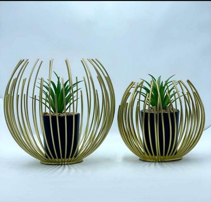 Artisan%20Crafted%20High-Quality%20Metal%20Alloy%20Sphere%20Planter%20For%20Elegant%20Room%20Decor%20-%20Image%202
