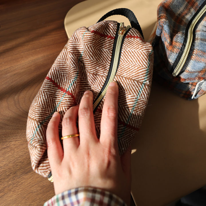 Plaid%20woolen%20cosmetic%20bag%20multifunctional%20portable%20large%20storage%20bag%20small%20fresh%20portable%20three-dimensional%20toiletry%20bag%20-%20Image%203