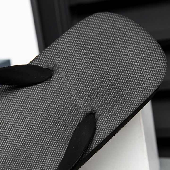 ins%20trendy%20black%20flip%20flops%20for%20men%20in%20summer%20wear%20simple%20non-slip%20soft%20sole%20clip%20foot-slip%20fashionable%20and%20versatile%20beach%20sand%20-%20Image%204