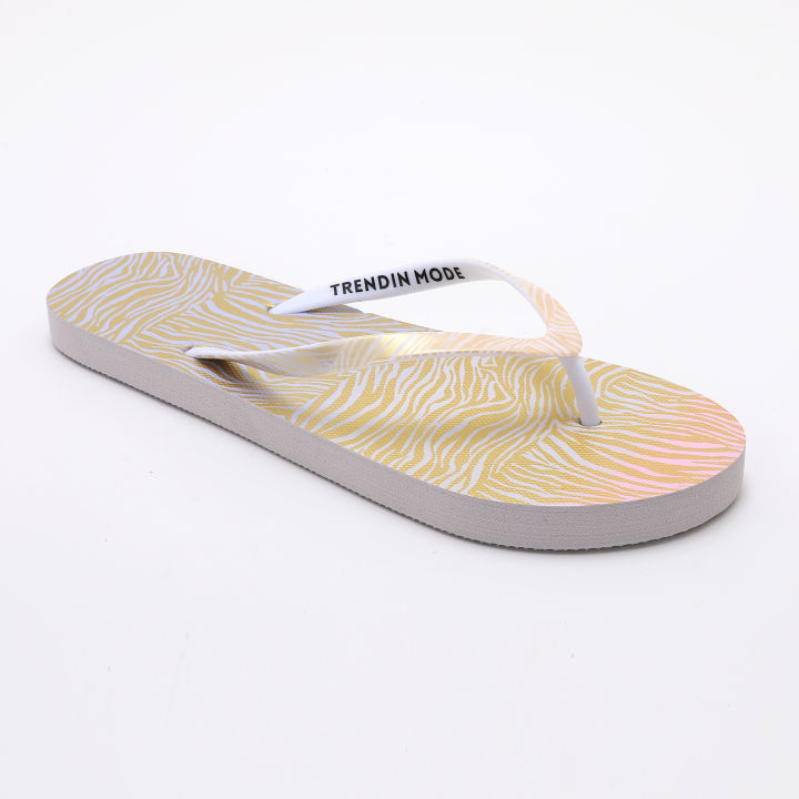 Women's%20Flip%20Flops%20Lightweight%20and%20Soft%20Footbed,%20Thin%20Strap%20Beach%20Sandal%20-%20Image%205