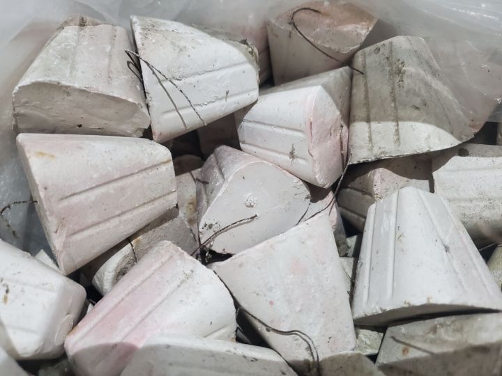 Calcium%20blocks%20for%20birds,%20Calcium%20blocks%20for%20parrots,%20calcium%20chalk%20for%20birds,%20Calcium%20blocks%20for%20love%20birds%20-%20Image%203