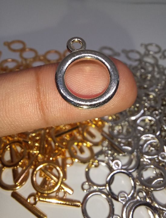 4%20pairs%20metal%20Toggle%20Clasp%20hooks%20connector%20%7C%20Set%20for%20Jewelry%20Making%20-%20Silver,%20Golden%20&%20Mixed%20Colors%20%7C%20Round%20Ring%20and%20Bar%20Closures%20for%20Bracelets%20&%20Necklaces%20%7C%20circle%20lock%20with%20bar%20-%20Image%203