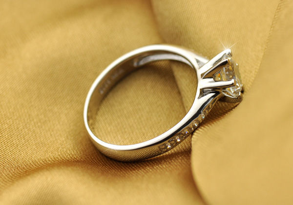 Luxury%20925%20Sterling%20Silver%20Classic%20Ring%20for%20Women%20Six%20claw%20jewelry%20simple%2070ct%20diamond%20ring%20imitation%20diamond%20women's%20ring%20-%20Image%203