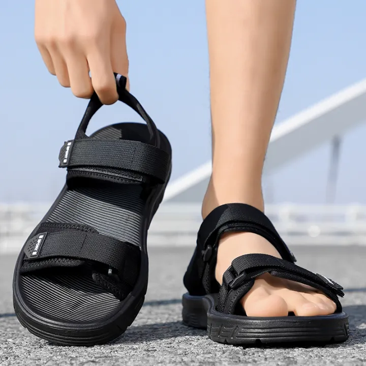 A%20Pair%20of%20Men's%20New%20Summer%20Sandals,%20Wear-Resistant,%20Fashionable%20and%20Casual%20Sports%20Shoes,%20Beach%20Shoes%20-%20Image%206