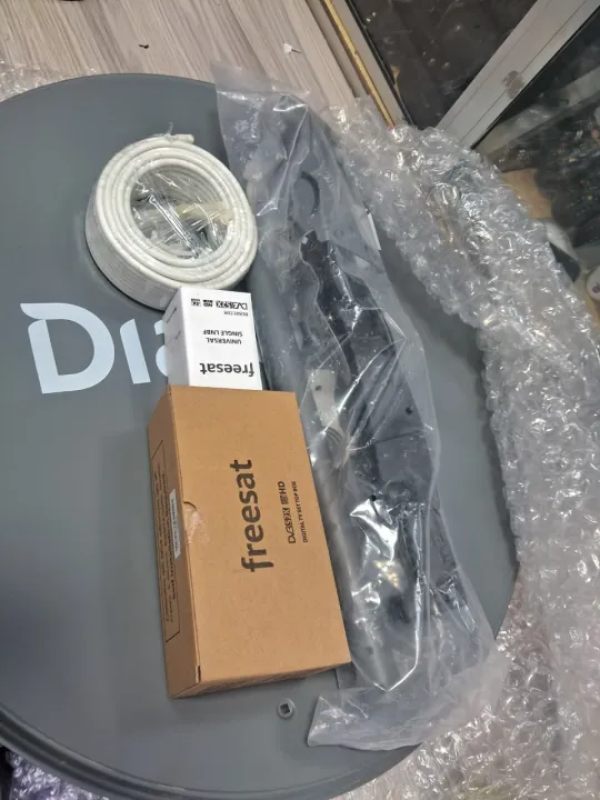 Freesat%20Fullset%20with%20accessories%20-%20Image%202