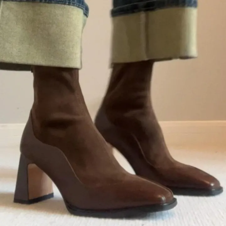 Spliced%20%E2%80%8B%E2%80%8Bsquare%20Head%20High-end%20Chelsea%20Boots%20Women%202025%20Autumn%20New%20French%20Style%20with%20Skirt%20Lightweight%20Thick%20Heel%20Short%20Boots%20-%20Image%202