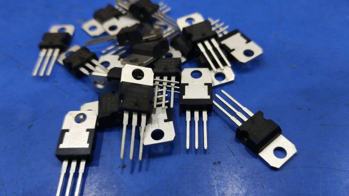 3pcs%20of%207805%20voltage%20regulator%2012volt%20to%205volt%20step%20down%20-%20Image%207