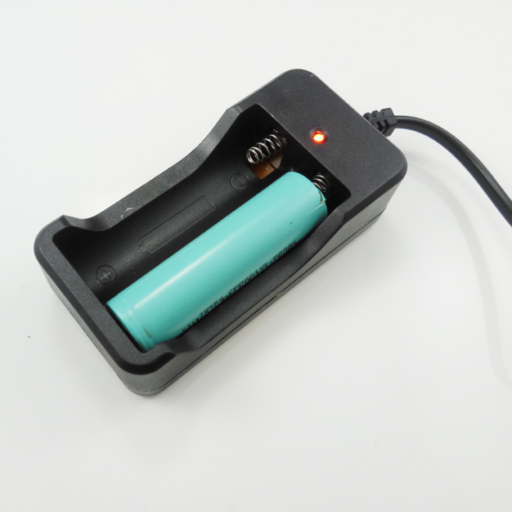 18650%20Battery%20Charger%20EU%20Plug%202%20Slots%20Smart%20Fast%20Charger%2018650%20Lithium%20Rechargeable%20Battery%20Charging%20Device%20DC4.2V%201A%20-%20Image%203