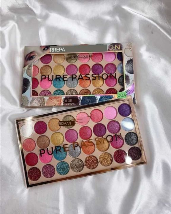 32%20Colour%20Eyeshadow%20palette%20-%20Image%202