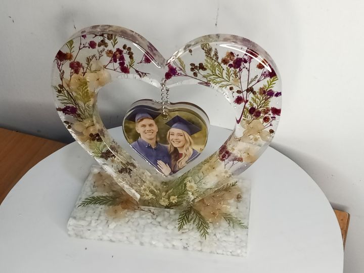 Resin%20photo%20frame%20with%20the%20photo%20(heart%20%E2%9D%A4%EF%B8%8F%20shape)%20-%20Image%205