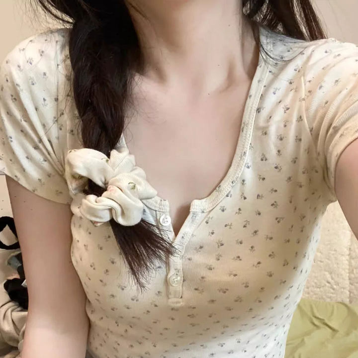 Ready%20to%20send%20a%20short%20crop%20top,%20cute%20button%20neck,%20comfortable%20to%20wear%20-%20Image%204