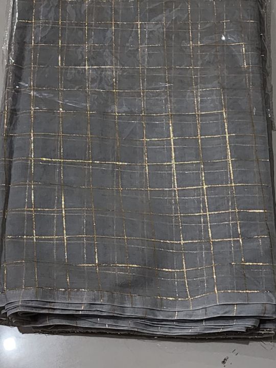 Indian%20Cotton%20Silk%20Check%20Saree%20with%20Blouse%20Piece%20-%20Traditional%20and%20Elegant%20Saree%20Ensemble%20-%20Image%203