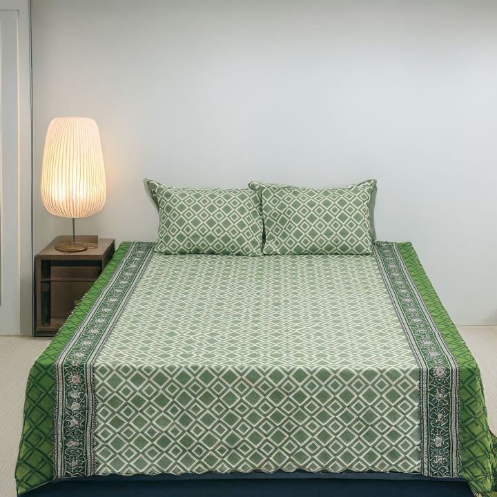 King%20Size%20Premium%20Bed%20Sheet%2088"%20x%2098"%20with%202%20Pillow%20Covers%20%7C%20Green%20and%20White%20Square%20Print%20-%20Image%202