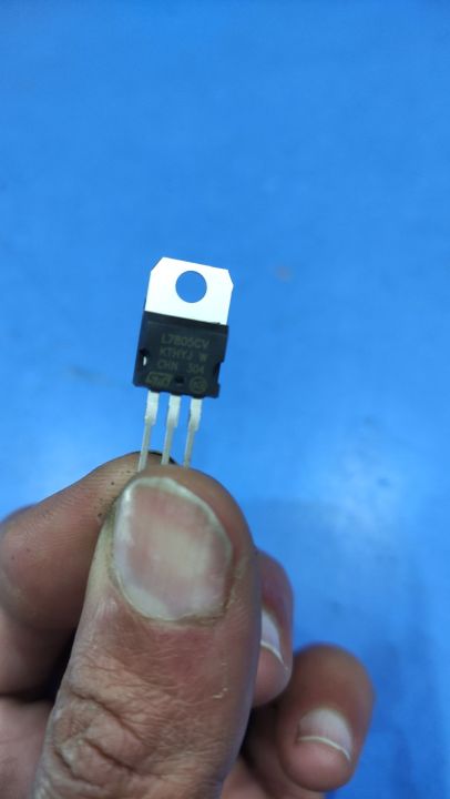 3pcs%20of%207805%20voltage%20regulator%2012volt%20to%205volt%20step%20down%20-%20Image%205