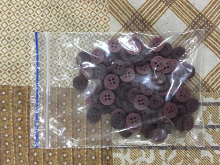 4-hole%20plastic%20buttons%20100-piece%20packet%20kaleji%20brown%20-%20Image%202