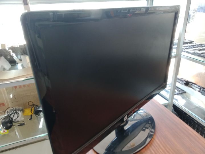 20'%20LED%20Monitor%20-%20Image%202