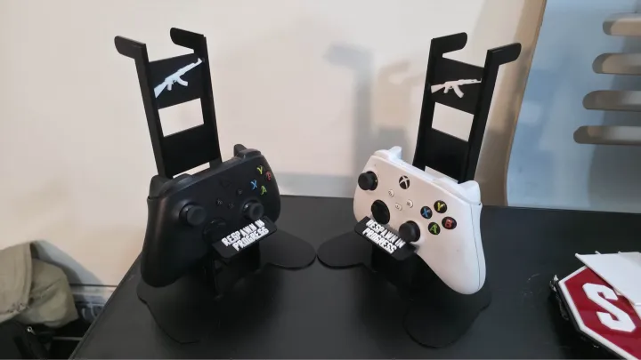 Universal%20Acrylic%20Gaming%20Controller%20Stand%20-%20Desk%20Organizer%20for%20PS5,%20PS4,%20Xbox%20Series%20X/S%20Controllers%20-%20Image%208