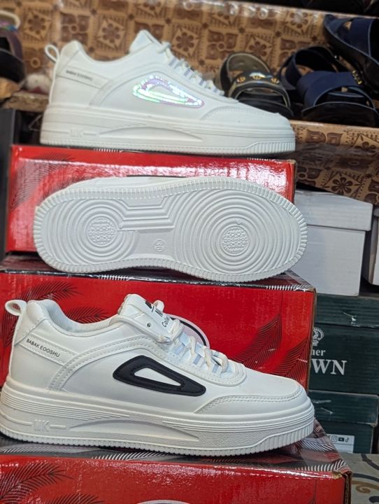 -%20Brand:%20MK%20Collection%20Style%0A-%20Color:%20White%20With%20Black%20/%20Brown%20/%20Pink%20Triangle%0A-%20Material:%20Soft%20PU%20Leather%20Upper%0A-%20Sole:%20Thick%20Rubber%20Sole%20-%20Comfortable%20&%20Anti-Slip%0A-%20Best%20for:%20College,%20University,%20Casual%20&%20Daily%20Wear%20-%20Image%203