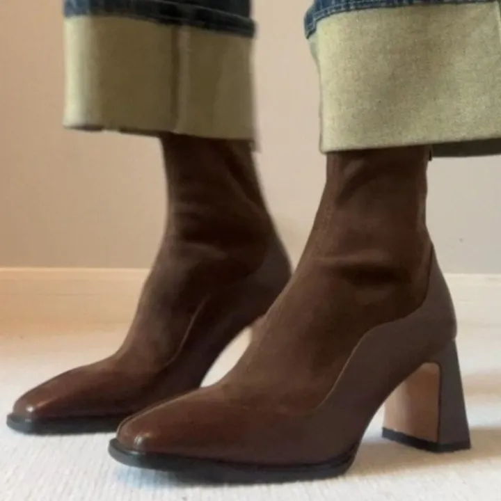 Spliced%20%E2%80%8B%E2%80%8Bsquare%20Head%20High-end%20Chelsea%20Boots%20Women%202025%20Autumn%20New%20French%20Style%20with%20Skirt%20Lightweight%20Thick%20Heel%20Short%20Boots%20-%20Image%203