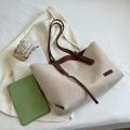 Women's casual large capacity shoulder bag.