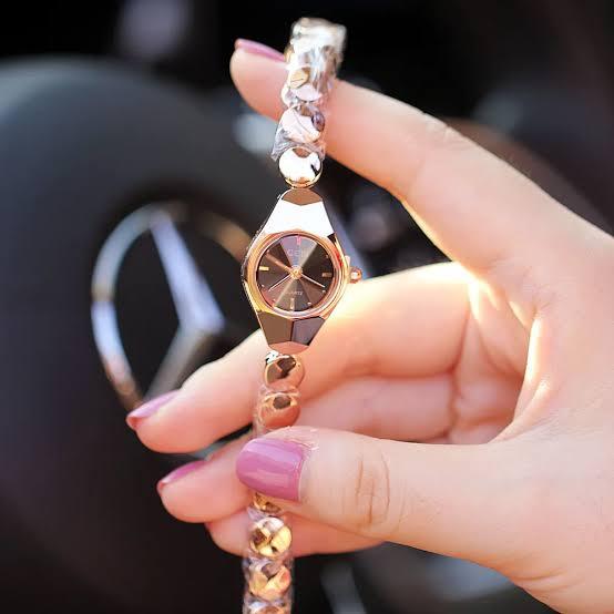 Women's%20Quartz%20Watch%20Elegant%20Diamond%20Mirror%20Face%20Tungsten%20Steel%20Timepiece,%20Lightweight%20and%20for%20Daily%20Use%20-%20Image%205