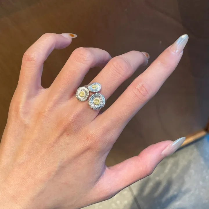 Light%20luxury%20retro%20brushed%20three%20daisy%20ring%20Couple%20style%20charm%20sun%20flower%20rings%20for%20women%20banquet%20jewelry%20gift%20-%20Image%203
