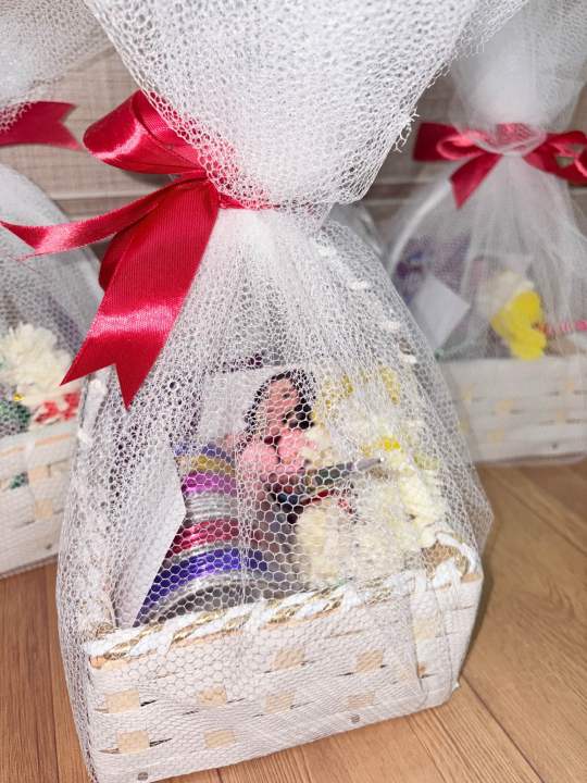 Eid%20basket,%20Eidi%20basket,%20Gift%20for%20girls,%20Basket,%20Chocolate,%20Mehndi%20cone,%20Bangles,%20Earings,%20Eid%20card,%20Gajra%20-%20Image%206