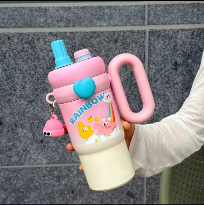 Stanley%20Style%20Kids%20Tumbler%20with%20Straw%20&%20Handle%20%7C%20Double%20Wall%20Stainless%20Steel%20Flask%20%7C%20Hot%20&%20Cold%20Vacuum%20Insulated%20Water%20Bottle%20%7C%20Cute%20Cartoon%20Metal%20Cup%20for%20School,%20Office%20&%20Travel%20%7C%20Leak%20Proof%20Thermal%20Mug,%20Thermos%20Tamblar%0A850ml,%20best%20for%20coffee%20and%20Tea%20-%20Image%205