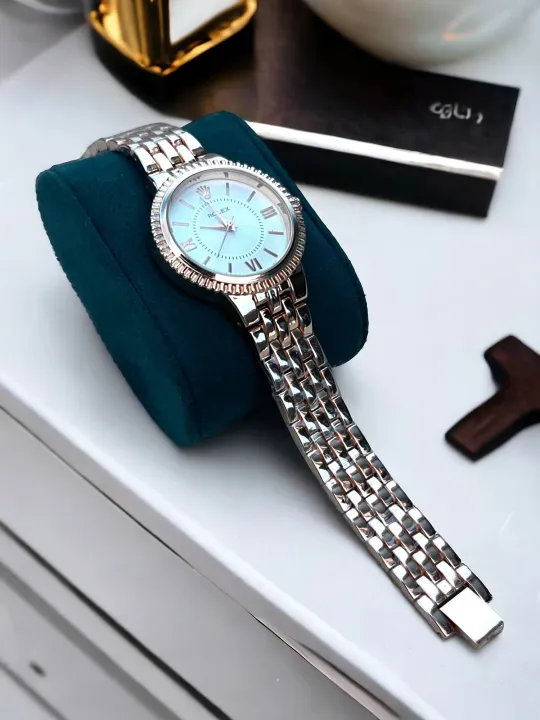 High-quality%20Fritillary%20Diamond%20Women's%20Watch%20Luxury%20Niche%20Light%20Luxury%20Simple%20Round%20Small%20Exquisite%20Elegant%20Bracelet%20Watch%20-%20Image%203