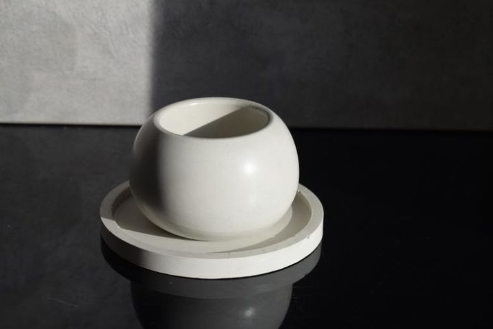 Artificial%20flower%20decorative%20vase%20combo%20live%20plantable%20with%202%20different%20size%20tray%20our%20exclusive%20and%20luxurious%20edition%20Concrete%20made%20-%20Image%202