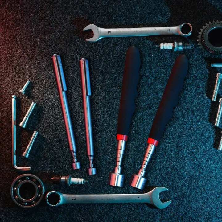 Telescopic%20magnet%20picking%20tool%20for%20hard%20to%20reach%20areas%20-%20Image%206