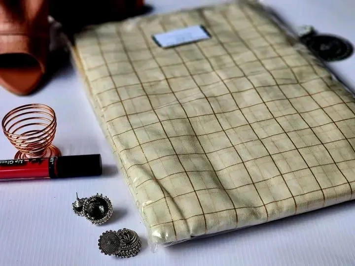 Elegant%20Indian%20Cotton%20Silk%20Check%20Saree%20with%20Blouse%20Piece%20-%20Perfect%20for%20Traditional%20Occasions%20-%20Image%207