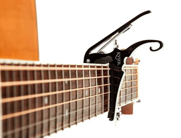 Guitar capo mont black color.