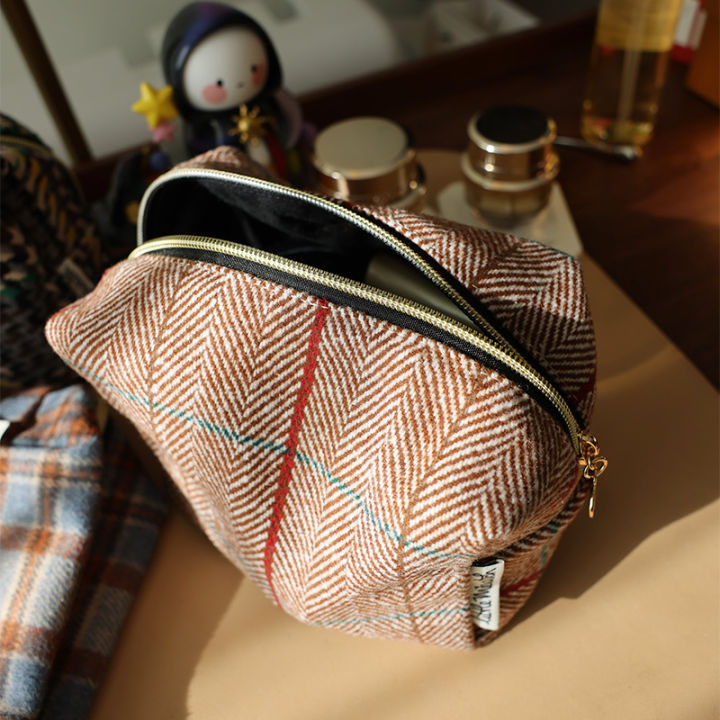 Plaid%20woolen%20cosmetic%20bag%20multifunctional%20portable%20large%20storage%20bag%20small%20fresh%20portable%20three-dimensional%20toiletry%20bag%20-%20Image%206