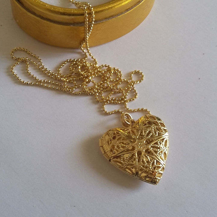 Elegant%20Vintage%20Heart%20Locket%20Pendant%20Necklace%20for%20Women%20&%20Girls%20%E2%80%93%20Gold%20Plated%20Hollow%20Carved%20Design%20%E2%80%93%20Photo%20Holder%20Gift%20Jewelry%20%E2%80%93%20Romantic%20Anniversary/Birthday%20Present%20-%20Image%204