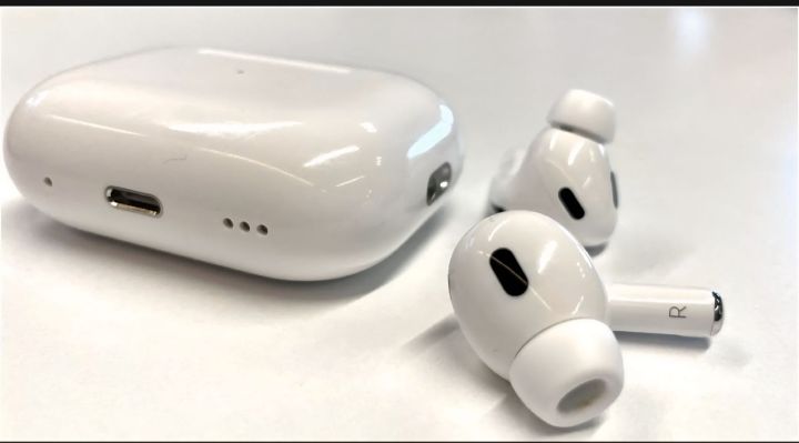 AirPods%20Pro%202nd%20genaration%20Made%20in%20Dubai%20Wireless%20Charging%20Bluetooth%20Earbuds%20-%20Image%204