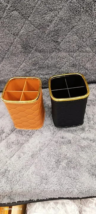 PEN%20&%20BRUSH%20ORGANIZER%20WITH%20FOUR%20COMPARTMENTS%20-%20Image%203