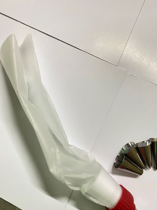 Cake%20decorator%20with%2015%20tops%20-%20decorating%20tool%20-%20Image%203