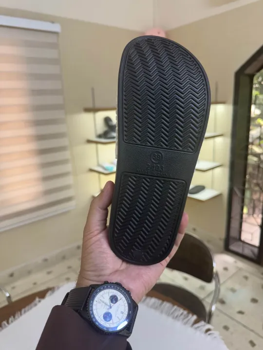 Monochrome%20pool%20slide%20sandals.%20Thick%20EVA%20sole%20and%20Liquid%20PVC%20upper%20-%20Image%205