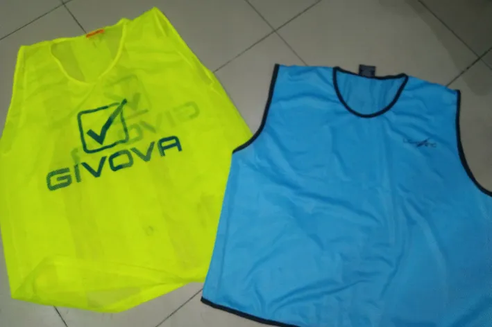 Football%20Bib-Vest%20In%20Mesh%20Training%20Vest%20hockey%20training%20vest%20breathable%20bibs%2012%20Pcs.%20Not%20Plain%20Something%20print%20on%20it.%20-%20Image%204