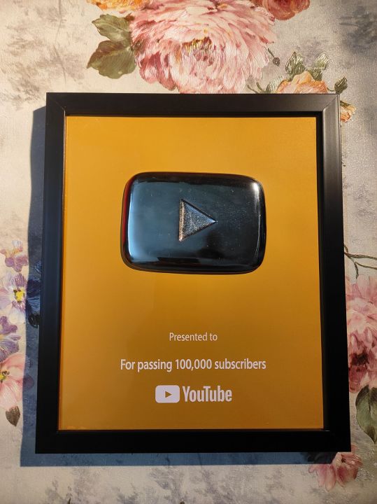 custom%20DIY%20YouTube%20play%20button%20show%20piece%20using%20room%20decorations%20-%20Image%206