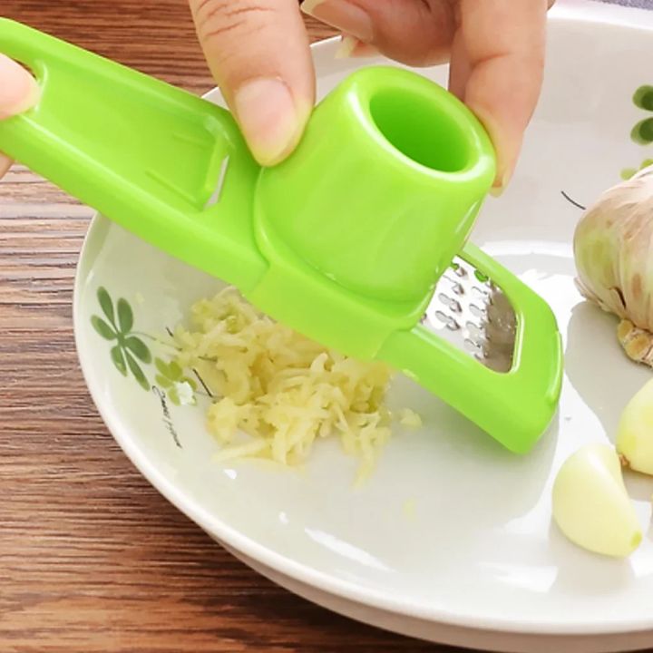 1-Piece%20Multifunctional%20Manual%20Garlic%20Crusher%20Ginger%20Garlic%20Grater%20Garlic%20Cutter%20Peeler%20Kitchen%20Tool%20with%20Excellent%20Functionalit%20-%20Image%204