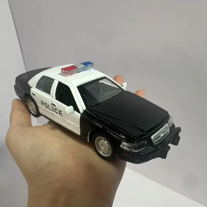 Victoria%20Crown%20police%20car%20and%20taxi%20simulation%20alloy%20models,%20collectible%20toy%20cars%20for%20teenagers,%20perfect%20as%20a%20New%20Year's%20gift.%20-%20Image%205