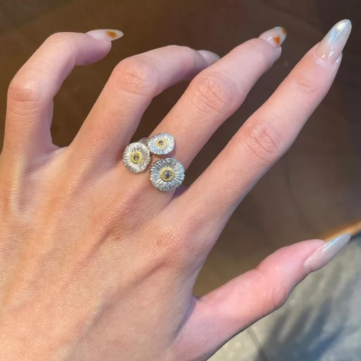 Light%20luxury%20retro%20brushed%20three%20daisy%20ring%20Couple%20style%20charm%20sun%20flower%20rings%20for%20women%20banquet%20jewelry%20gift%20-%20Image%204