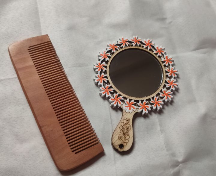 Wooden%20pocket%20mirror%20and%20a%20wooden%20comb%20gift%20set%20-%20Image%202