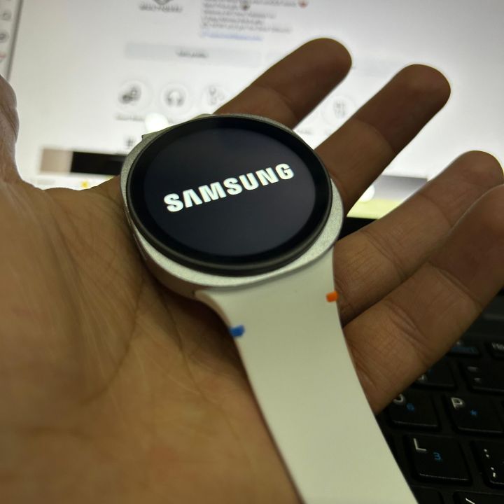 Watch%208%20Round%20Dial%20Smart%20Watch%20with%20Logo%20and%20AMOLED%20Display%20in%20Premium%20Quality%20Round%20Dial%20Design%20-%20Image%202